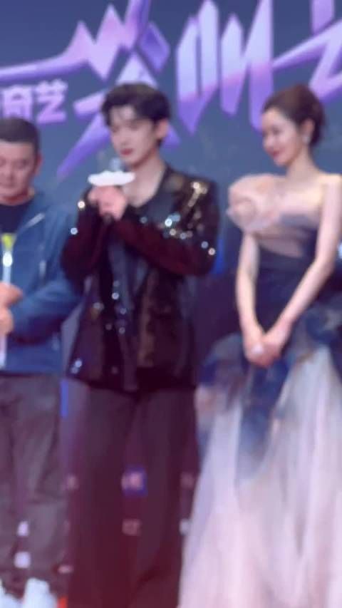 宋轶台上讲话的3个镜头都给了台下的白敬亭,真的太甜了