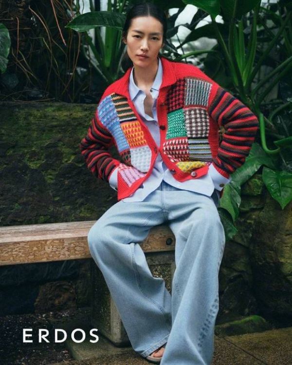 刘雯盘发简单随性。