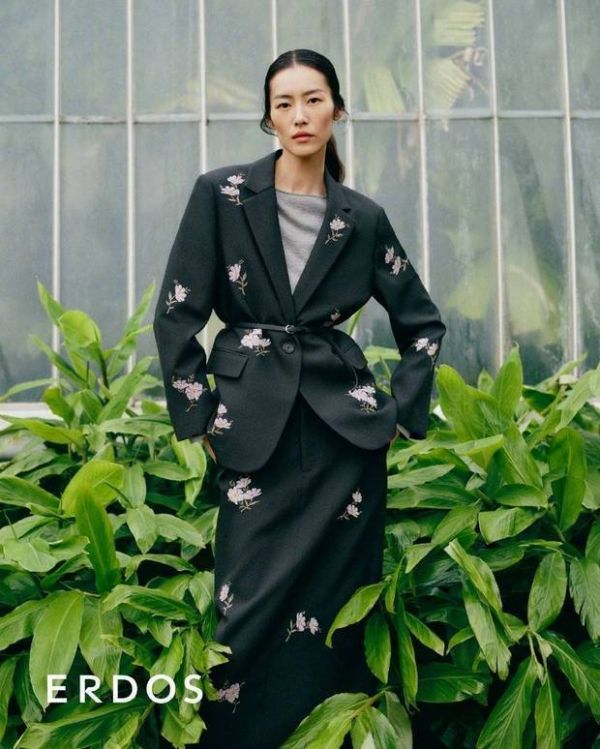 刘雯时髦帅气。