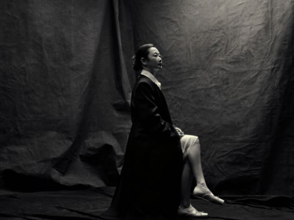 赵涛姿态沉静松弛，复古质感衬得叙事感更显鲜明。