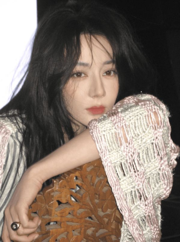 搜狐娱乐讯 近日,迪丽热巴拍摄杂志花絮释出,高级质感扑面而来。