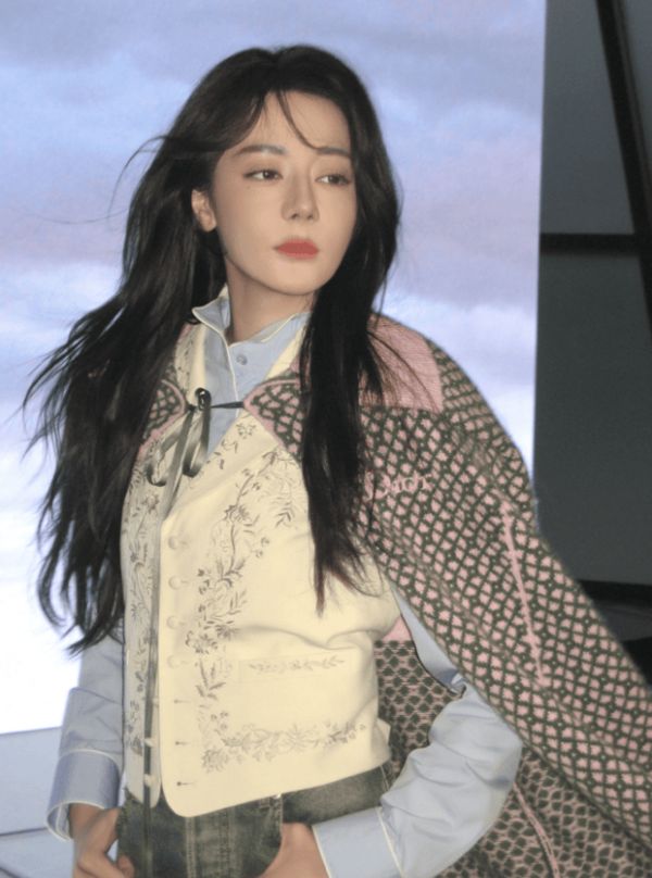 迪丽热巴色彩碰撞衬出灵动又明艳的气质,鲜活感直接拉满。