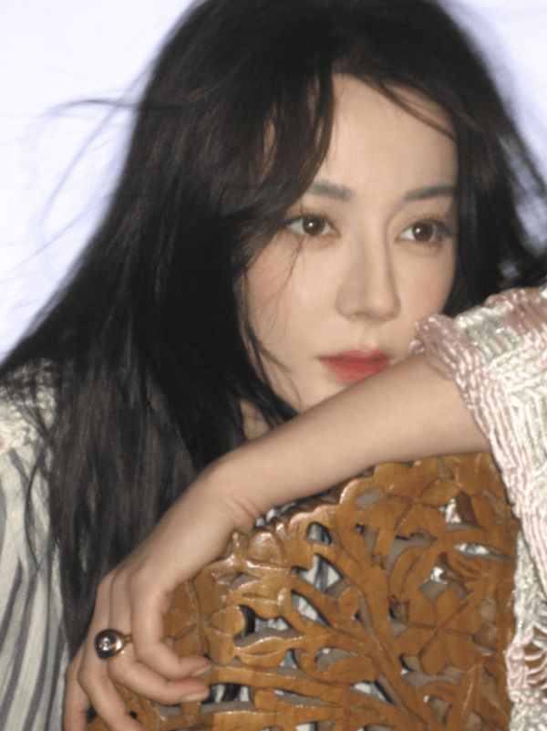 迪丽热巴近景出镜,冷艳与柔感交织的氛围格外吸睛。