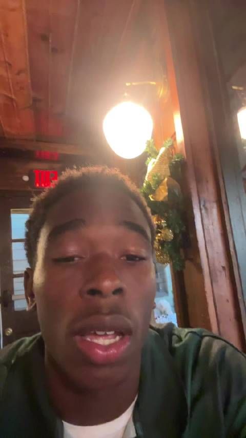 一个普通黑人兄弟请白人美女吃大餐,他的反应好真实