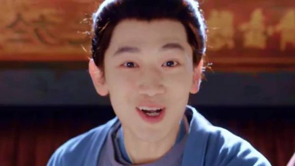 店主调侃顾客无事献殷勤，疑觊觎店内宝贝