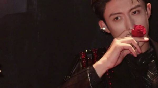 黄景瑜湖南跨年演绎暗夜伯爵，玫瑰窃贼舞台燃炸