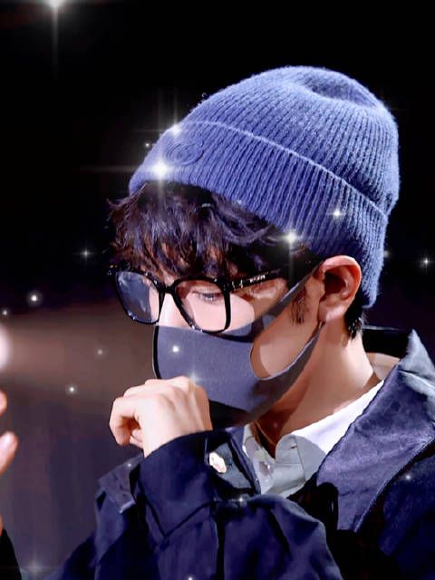 肖战亮相东方卫视跨年彩排,卷毛萌态皮衣酷帅引期待