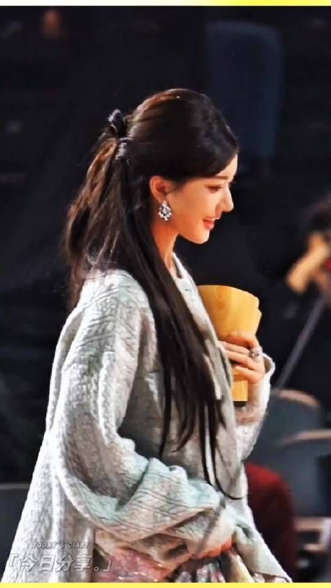 赵露思毛衣配礼服领奖,冷到拽衣角引网友调侃