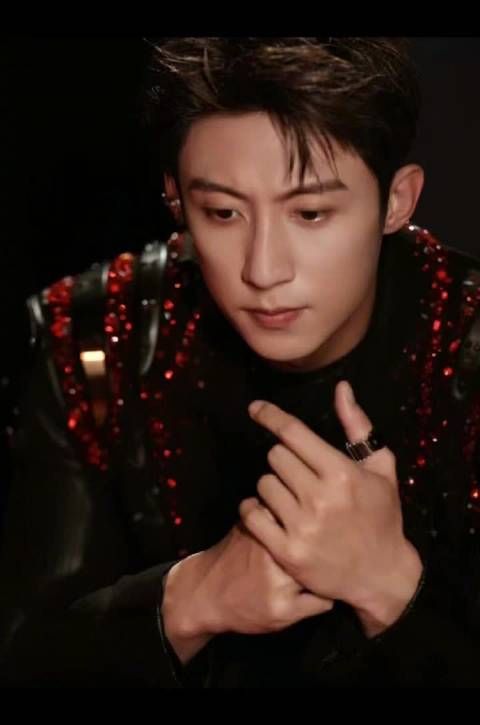 黄景瑜湖南跨年造型曝光，暗夜伯爵烛光玫瑰惊艳