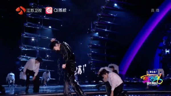 王俊凯一镜到底湿身唱跳舞台惊艳亮相