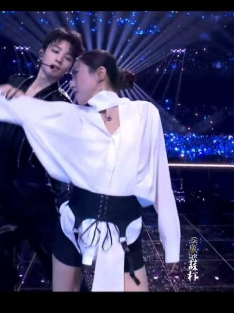 好烧啊这个王俊凯，尤其搂腰那也太绝了啊啊啊