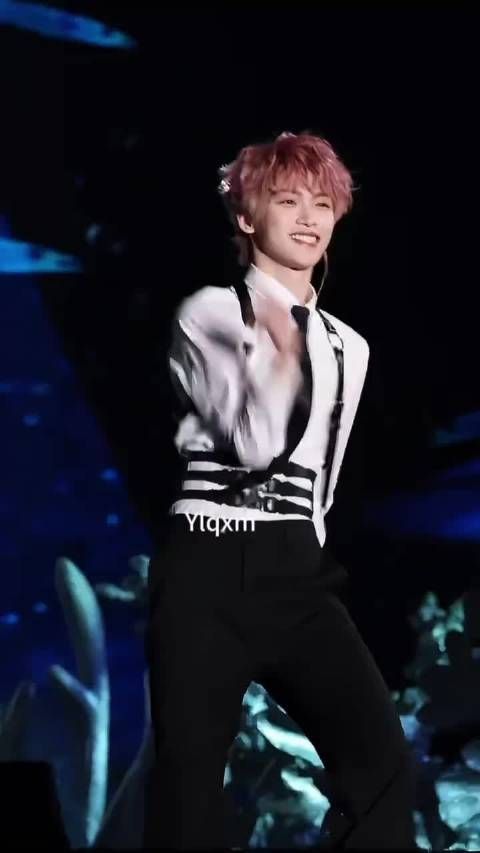 梓渝粉发白衬衫演绎《History》舞台