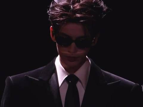 一听这个BGM就知道男模张凌赫又迈着大长腿走来了,听曲识凌帝