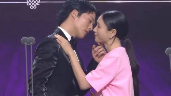 张基龙安恩真获sbs演技大赏最佳情侣奖，endingpose引热议