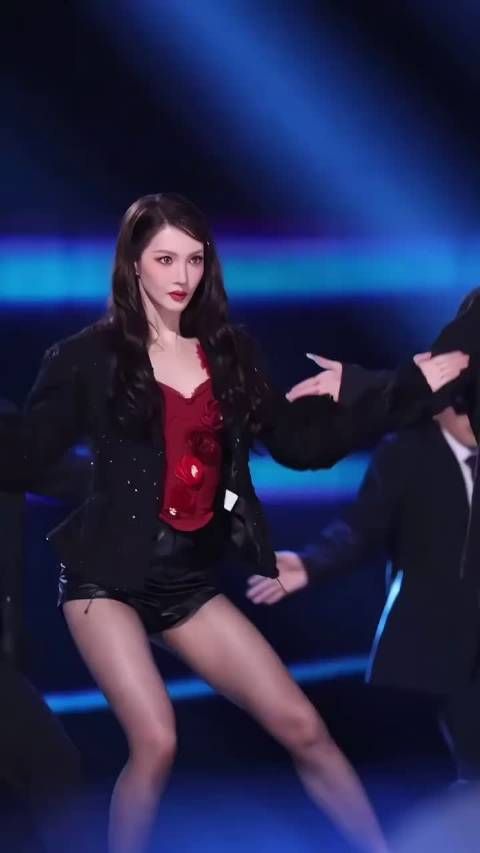 金晨红毯造型引争议,妆容被指拖累整体效果