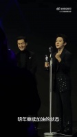 胡歌李佳琦颁奖礼高情商互动，真诚走心双向体面