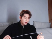 邓为红黑造型亮相央视跨年晚会