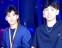 张柏芝带三胎儿子外出游玩，罕见晒小儿子近照，7岁小王子很酷！