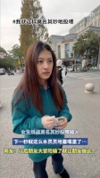女生挑战莫名其妙投喂路人，下一秒就这么水灵灵地塞嘴里了！
