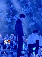 蓝海中候场的王俊凯 感受身材比例