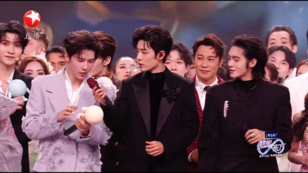 这个肖战是天使吧，王安宇话筒没声音他把自己的定制话筒递过去