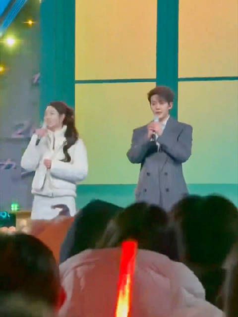 央视跨年录制现场观众冲台，邓为绅士解围王玉雯