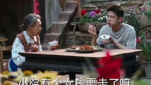 阿奶做葱油粑粑,面饼撒葱花煎焦黄,红豆馋死了!