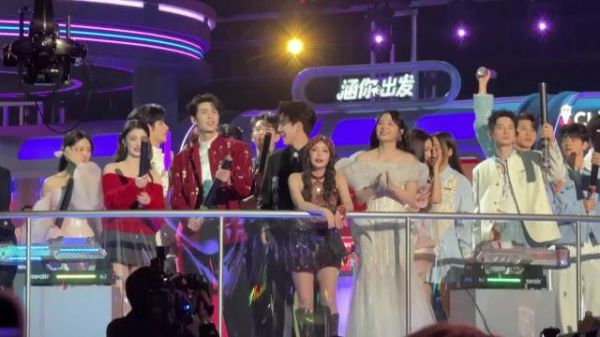 原来是王楚然叫张凌赫玩的喷烟玩具枪,好可爱的啊!船在旁边蹦蹦跳跳