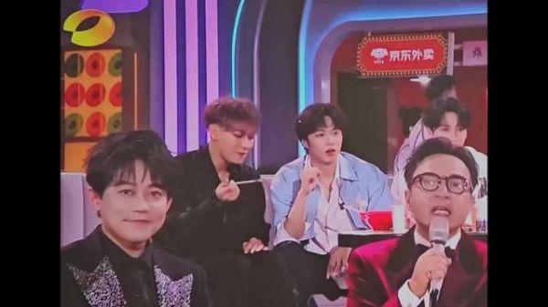 这个黄子韬和这个刘耀文在后面又装起来了，一分钟八百个小动作哈哈哈哈哈