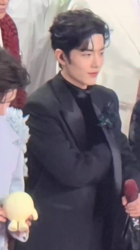 肖战王安宇对视握手，纸巾紧急撤回引热议