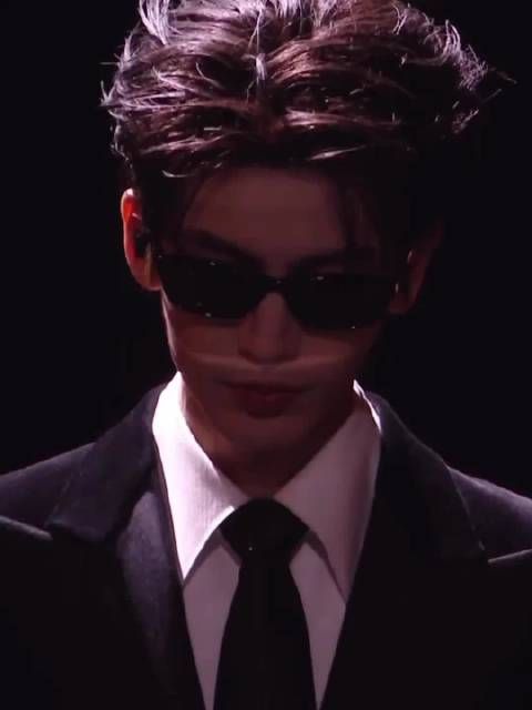 张凌赫这个走路也太有气质了吧，简直走路带风