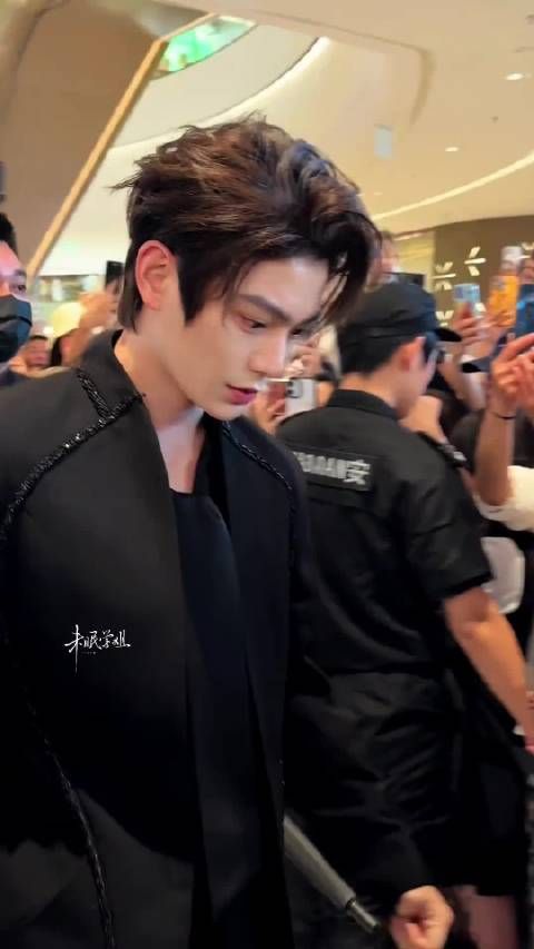 丁禹兮这个侧脸也太绝了吧，气质是真的好好