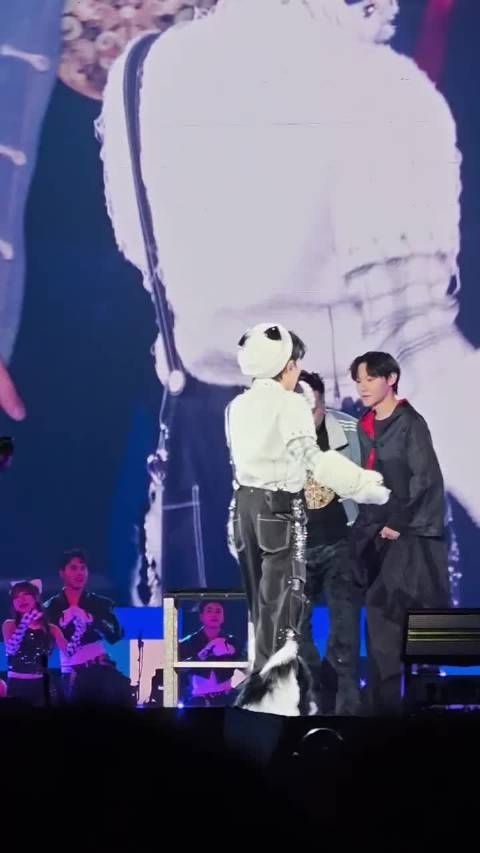 周深与东北室友玩魔术穿帮,综艺感拉满