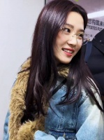 卢昱晓牛仔毛绒造型灵动出镜