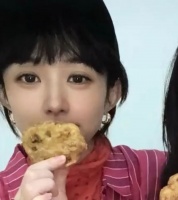 赵丽颖与好友相聚合照：齐刘海新发型好乖巧，红衣棒球帽显活泼