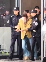 李沁拍戏穿黄外套牛仔裤，被警察押出双手戴铐