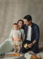 约旦王储晒全家福，王妃终于抱孩子了！17个月大伊曼公主萌化人心