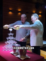 西安大奖赛赛后庆功宴，威廉姆斯和墨菲举行“婚礼”，非常重婚罪的现象！