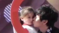 林俊杰被曝亲吻小女孩引讨论