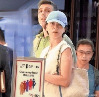 49岁梁咏琪拼命吸金，打扮朴素逛超市连一元购物袋都不舍得买