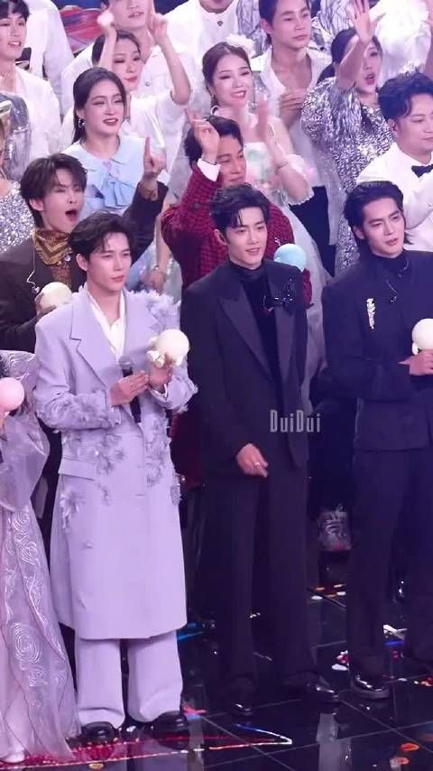 肖战王安宇跨年晚会眼神确认后握手,同框互动引热议