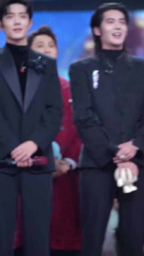 王赫野跨年躲肖战王安宇身后，丰富表情全被拍