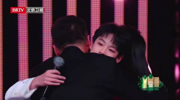 曹颖分享高颜值父母恩爱日常