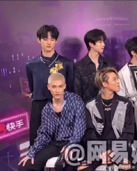 笑死了！周柯宇一边做男团 一边当同传