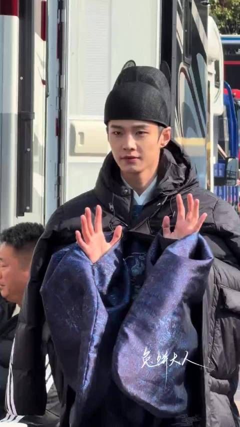 何与萧靖西路透完全是翩翩公子！哥是不是又暗爽了