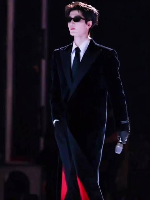 张凌赫昨天抖指破千万 跨年晚会走秀这段大出圈 2026第一天就这么火爆