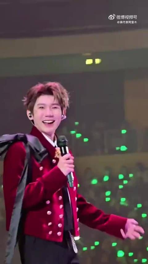 王源跨年演唱会化身接梗王，即兴小品引爆笑点