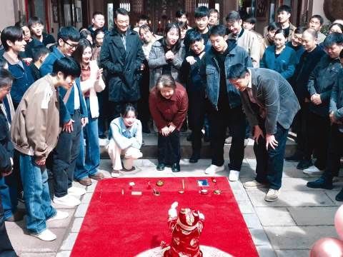 罪犯的孩子抓阄抓了警车，这段失语式微表情变化好细节