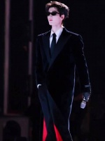 张凌赫昨天抖指破千万 跨年晚会走秀这段大出圈 2026第一天就这么火爆