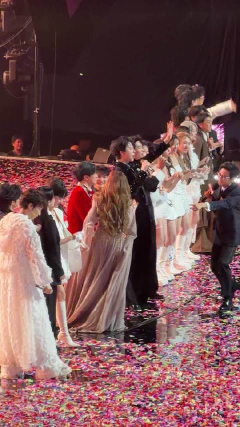 周深张靓颖盛典即兴扭秧歌萌翻全场